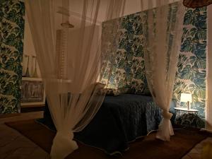维亚格兰德ROOM33的一间卧室配有带窗帘和灯的床