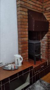 马夫罗沃Pandora的砖砌壁炉,配有炉灶和一盘食物