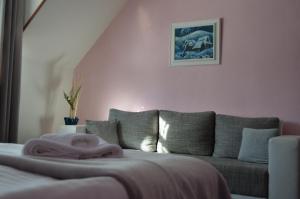 HubováMotel Gombáš的带沙发和粉红色墙壁的客厅