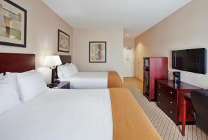 威奇托威奇塔机场快捷假日&套房酒店的酒店客房设有两张床和一台平面电视。