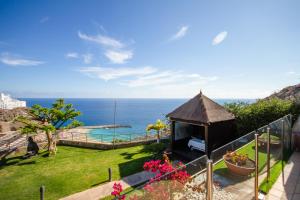 波多黎各阿马多雷斯宁静酒店的一个带凉亭和大海的花园