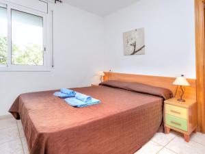兰卡Apartment Palmiers I-6 by Interhome的床上有一条毛巾