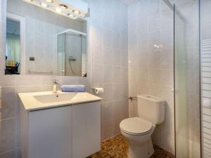 兰卡Apartment Rosa Maria by Interhome的白色的浴室设有卫生间和水槽。