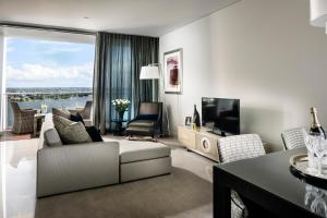 珀斯珀斯辉盛阁国际公寓的带沙发和电视的客厅