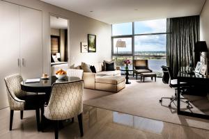 珀斯珀斯辉盛阁国际公寓的客厅配有沙发和桌子