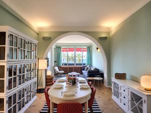 尼斯Nestor&Jeeves - LAGOON PROMENADE - Central - Sea front的客厅设有桌子和拱门