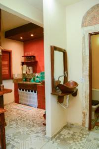 大塞拉a casinha的厨房配有水槽和墙上的镜子