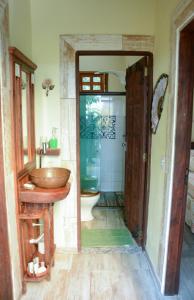 大塞拉a casinha的一间带水槽和卫生间的浴室