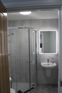 柯克沃尔Apt 1, Frasers Close, Kirkwall的带淋浴和盥洗盆的浴室