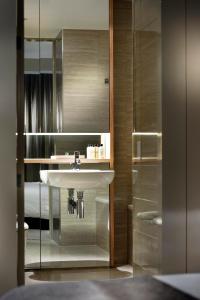 珀斯珀斯辉盛阁国际公寓的浴室配有白色水槽和淋浴。