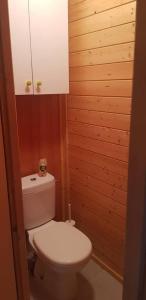 IgnauxISATIS 19的浴室配有白色卫生间和木墙