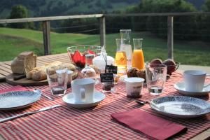 博福特Chalet du Bersend的一张野餐桌,上面放着食物和饮料