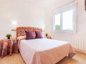 安波拉Holiday Home Cap Roig by Interhome的一间卧室设有一张大床和一个窗户。