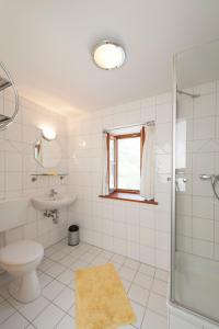 特劳恩罗伊特潘森珀彻姆赫酒店的白色的浴室设有卫生间和水槽。