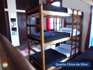 欧鲁普雷图Buena Vista Hostel的客房内的两张双层床