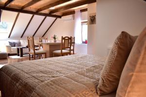 普利特维采湖Plitvice Panta Rei的一间卧室设有一张床和一间用餐室
