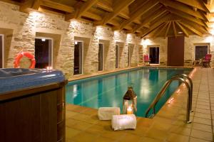 圣地亚哥－德孔波斯特拉圣弗朗西斯科纪念碑酒店的一个带浴缸和水槽的游泳池