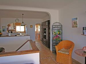 拉戈斯Casa da Praia para férias - Vila Pinheiro - Vivenda Johanna的厨房以及带鸟笼的客厅