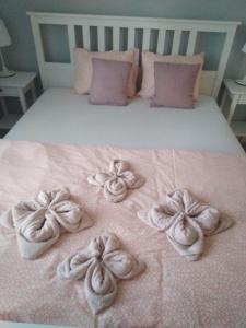 奥斯威辛Apartament Julek klimatyzowany的一张带一些毛巾的床铺,放在粉红色的毯子上