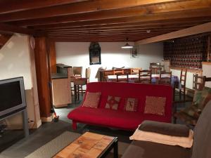 勒利然LE SAPORTA- Studios et Appartements meublés de tourisme的客厅配有红色的沙发和桌子