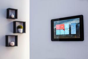 塞格德Luxury Smart Apartments的挂在墙上的电视,带有一些图片
