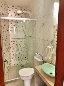 阿拉亚尔-杜卡布Pousada Ninho da Coruja的浴室配有卫生间、淋浴和盥洗盆。