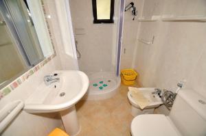 拉戈斯VIVENDA JOHANNA的白色的浴室设有水槽和卫生间。