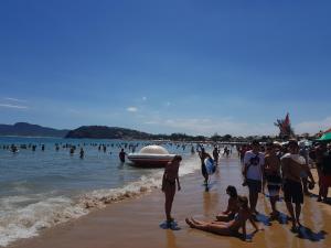 布希奥斯Casa do Tio Eri - Geribá - 100 metros da Praia的一群人乘着船在海滩上