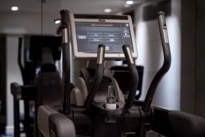 伦敦The Adria的跑步机上带有显示器的健身房