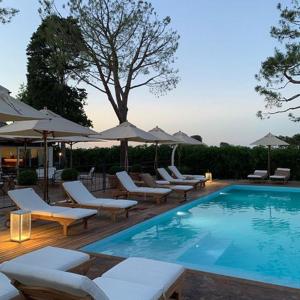 雷卡纳蒂港Casa tua Spa Resort的一个带躺椅和遮阳伞的游泳池