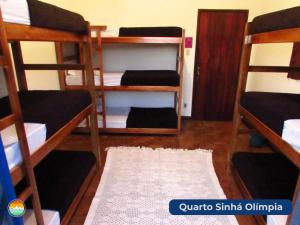 欧鲁普雷图Buena Vista Hostel的一间设有四张双层床的客房,铺着地毯