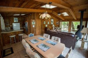 霍莫萨萨Riverfront Treetop Bungalow的客厅配有桌子和沙发