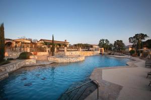 HuntWorldMark Hunt – Stablewood Springs Resort的一座大型游泳池,位于带建筑物的庭院内