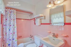 大洋城查尔斯国王酒店的粉红色的浴室设有水槽和卫生间