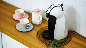 首尔YAB-GuestHouse, FemaleOnly, ForeignOnly的咖啡壶,带两个杯子