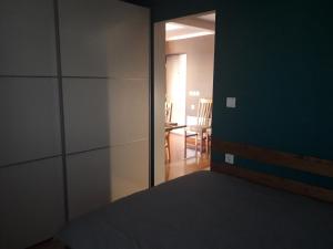 瓦拉日丁Apartman TIN的一间带镜子的卧室和一张床铺