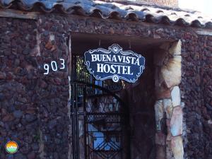 欧鲁普雷图Buena Vista Hostel的铁门楼上的标志