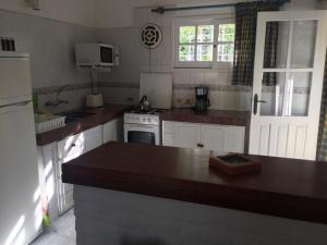 马尔多纳多Casa Azul的厨房配有白色家电和台面
