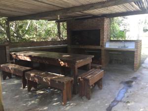马尔多纳多Casa Azul的凉亭下的大型木桌和长椅