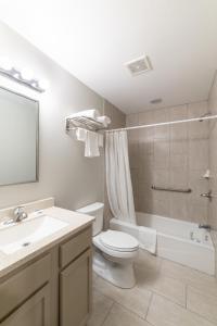 巴吞鲁日Budget Inn & Suites Baton Rouge的浴室配有卫生间、盥洗盆和淋浴。