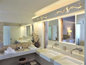 古斯塔维亚昂迪尼斯海滩酒店的浴室设有2个水槽和2面镜子