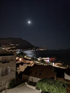 奥米什Apartmani "Grgic"的夜晚城市与月亮的景观