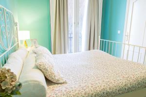 奥苏纳Hostal Five Gates的一间卧室配有一张带花卉床罩的床和窗户。