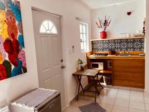 科苏梅尔Casa Alberto Cozumel的一个带水槽的厨房和一张书桌