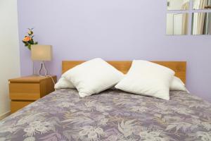 奥苏纳Hostal Five Gates的一间卧室配有一张带两个枕头的床