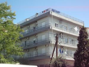 塞萨洛尼基海洋酒店的一座建筑,阳台上的人