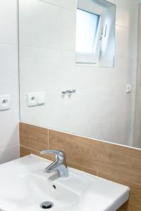 乌斯特卡Pomorze Health&Family Resort -Domki całoroczne的一间带水槽和镜子的浴室