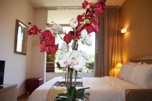 贝鲁特Nest 1 Hotel的红白花花瓶