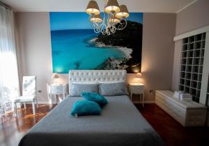 卡利亚里La Casa di Adele Cagliari的一间卧室配有一张壁画床
