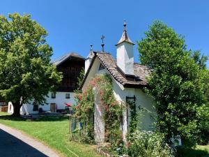 施特罗布尔Pilznerhof的屋顶上有一个十字架的白色小房子